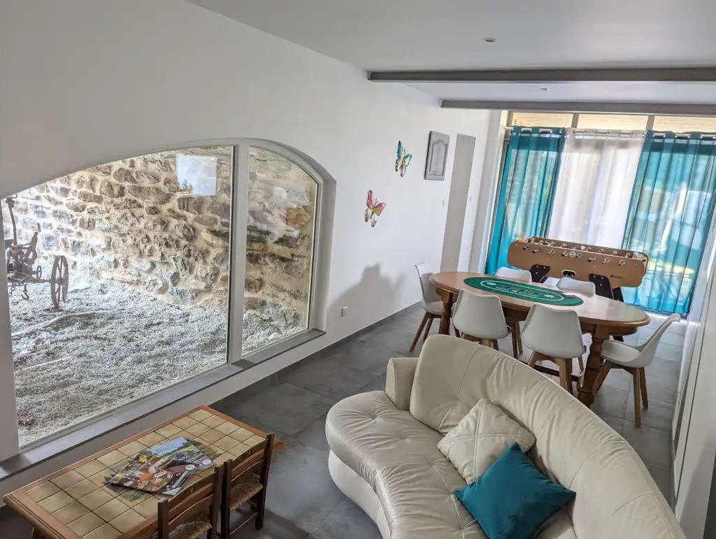 Salle de jeux avec la vue sur ses fenêtres