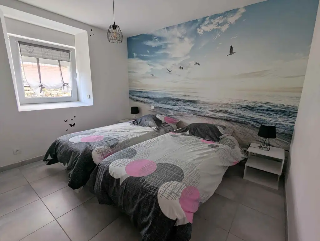 Chambre corail avec ses deux lits simples