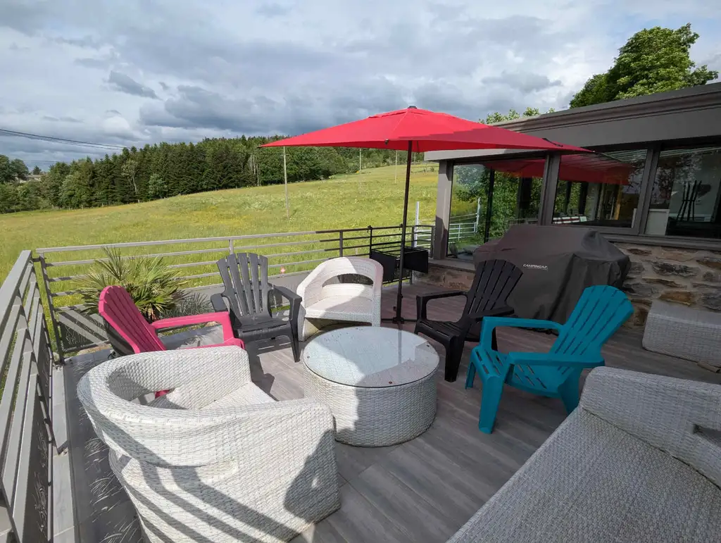 Terrasse extérieur avec son barbecue de la Grange de Louis