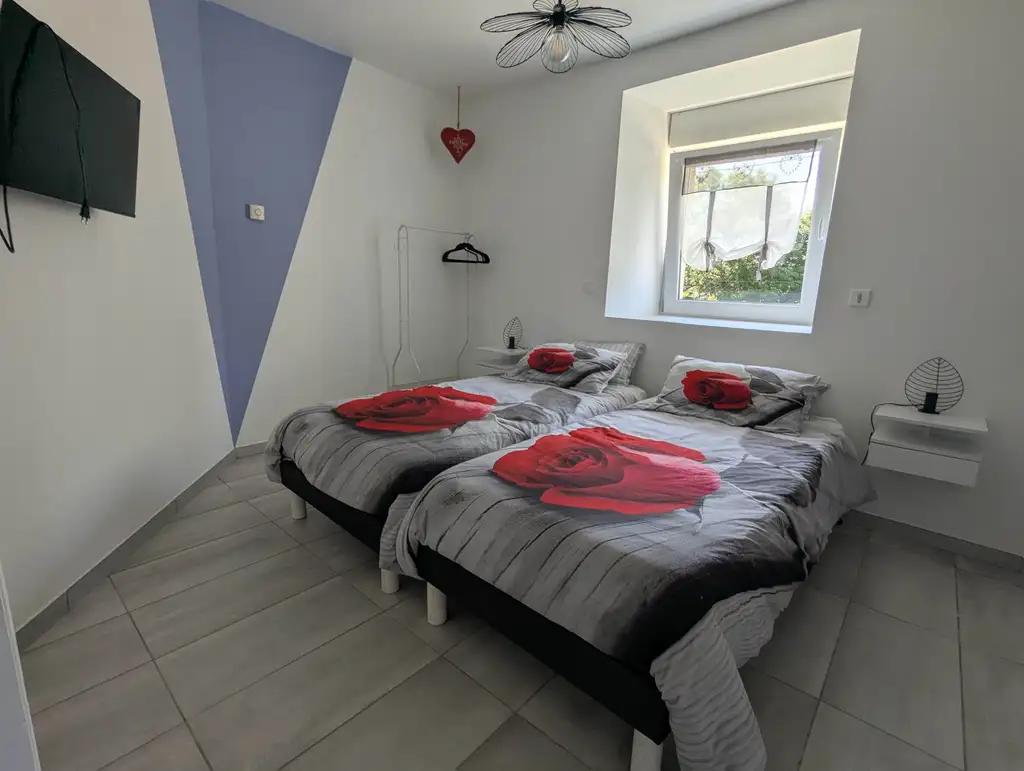 Chambre coton avec vue sur le lit parentale et la fenêtre
